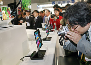 412sonyoledphoto550x392.jpg